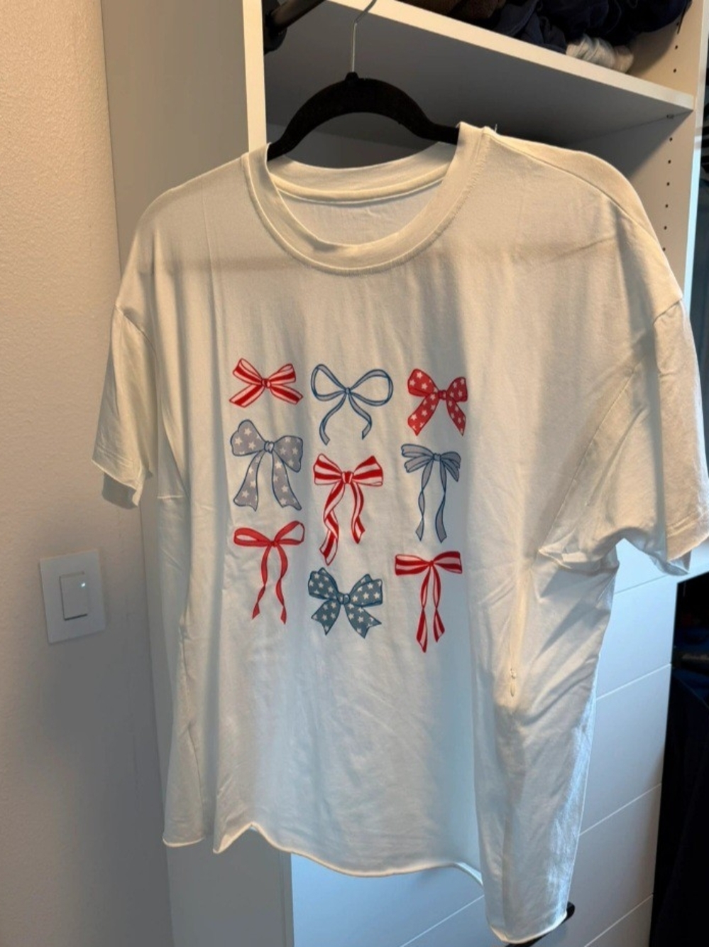 Movemama Cotton White Short-Sleeve Nursing Zip Tee with Red & Blue Bow Print